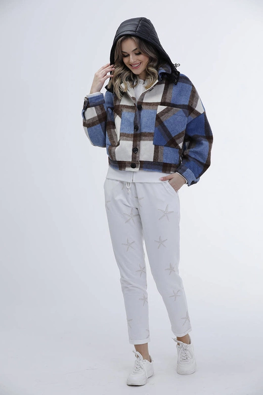 Krótka kurtka koszulowa w kratę niebieska (AG3-1839)