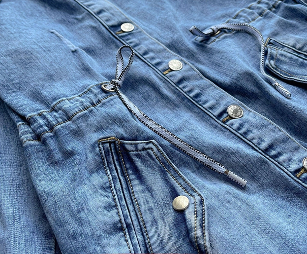 DŁUGA JEANSOWA DAMSKA KURTKA Z KAPTUREM (5806-K)