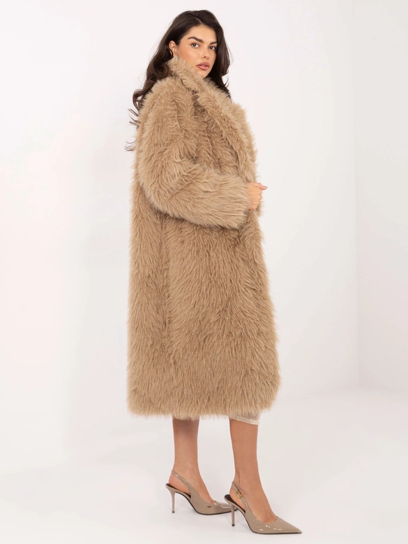 Długi płaszcz damski ze sztucznego futra Goodlookin ciemny beżowy (G230132)