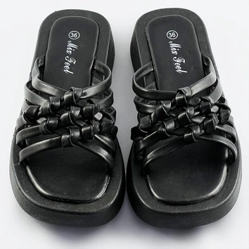 Damskie klapki na płaskiej podeszwie czarne (cm-59)