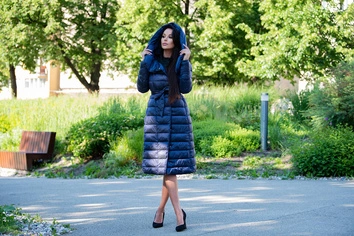 PIKOWANY PŁASZCZ Z WYSOKĄ STÓJKĄ I KAPTUREM GRANATOWY (J9-062)