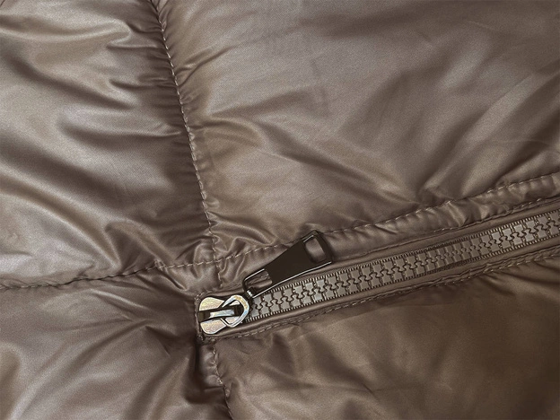 Prosta kamizelka damska z kapturem mocca (YP-22072-5)