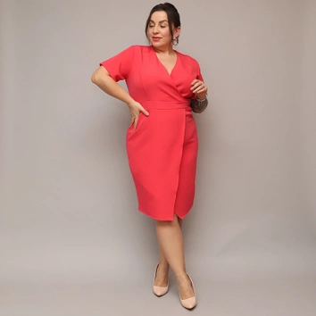 Kopertowa sukienka do kolan koralowa (743)