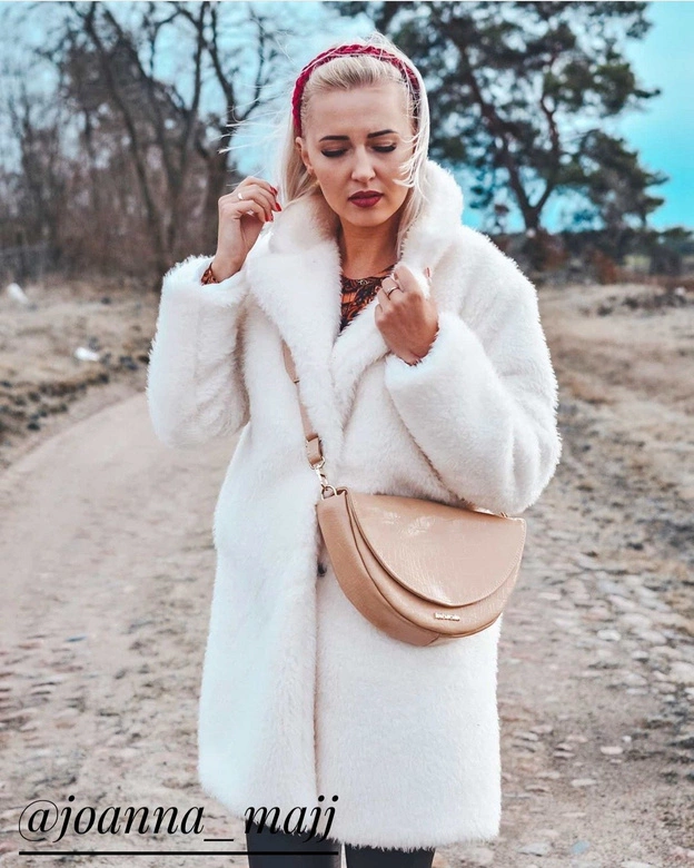 FUTRZANY ZIMOWY DAMSKI PŁASZCZ Z KIESZENIAMI ECRU (461ART)