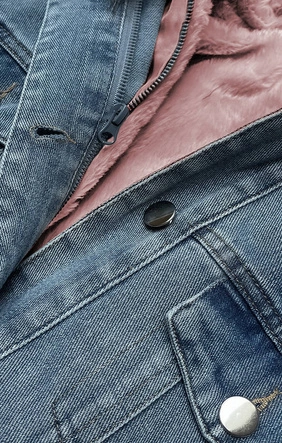 DAMSKA KURTKA JEANSOWA Z FUTRZANĄ PODPINKĄ NIEBIESKO-RÓŻOWA (BR9588-50081)