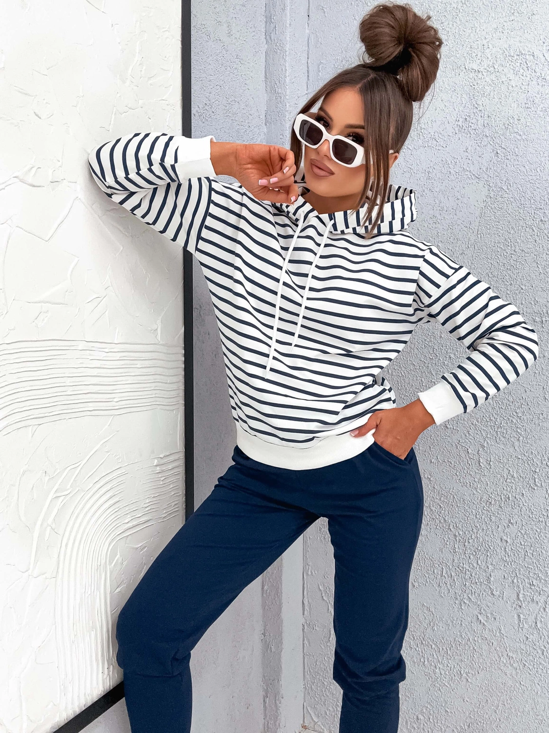 Bawełniany dres damski z bluzą w paski granatowy (82173)