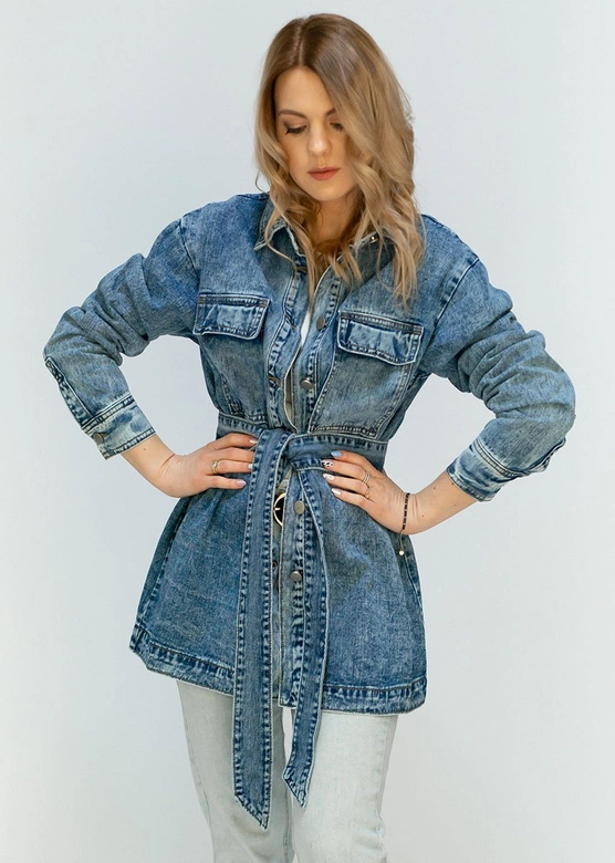 DŁUGA JEANSOWA DAMSKA KURTKA Z KOŁNIERZEM I PASKIEM (C131)