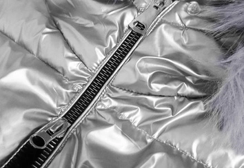 METALICZNA KURTKA ZIMOWA DAMSKA SREBRNA (B9528)