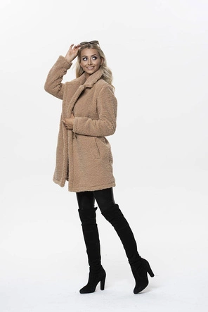 PLUSZOWY DAMSKI PŁASZCZ Z KIESZENIAMI BEŻOWY (9343)