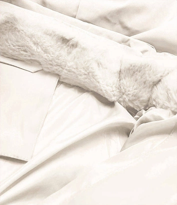 Damska kurtka zimowa z futrzaną stójką biała (5M769-281)