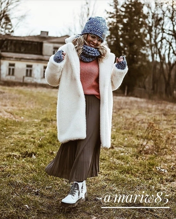 FUTRZANY ZIMOWY DAMSKI PŁASZCZ Z KIESZENIAMI BEŻOWY (461ART)