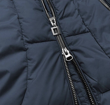 Pikowana damska kurtka zimowa z kapturem granatowa (7690)