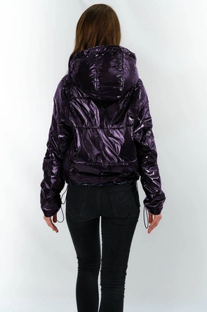 Błyszcząca pikowana kurtka damska z kapturem granatowa (b9560)