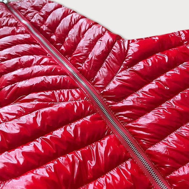 Pikowana kurtka damska z kapturem czerwona (b9561)