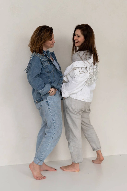 JEANSOWA KURTKA DAMSKA Z DŻETAMI I FRĘDZLAMI BIAŁA (A8306)