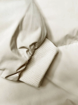 Damska kurtka zimowa z kapturem jasny beż (5M3169-62)