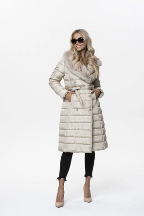 DAMSKI PIKOWANY PŁASZCZ Z FUTREM BEŻOWY (X001X)