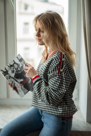 BAWEŁNIANA BLUZA W PEPITKĘ CZARNO-BIAŁA (463ART)