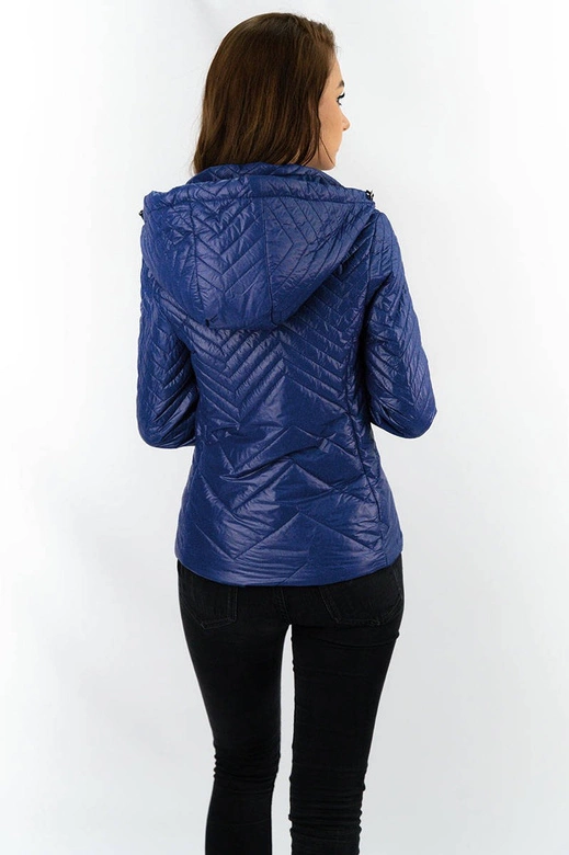 Krótka pikowana kurtka damska z kapturem granatowa (b9566)