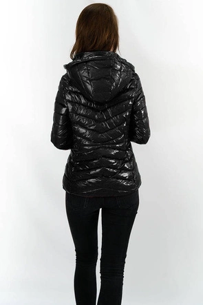 Krótka pikowana kurtka damska z kapturem czarna (can-333)