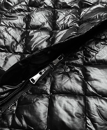 Damska kurtka pikowana z futrzanym kołnierzem czarna (j9-068)