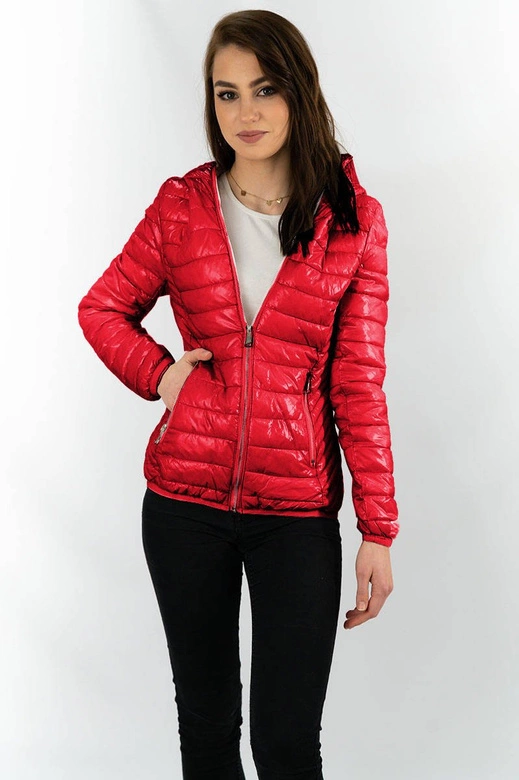 Pikowana kurtka damska z kapturem czerwona (b9561)