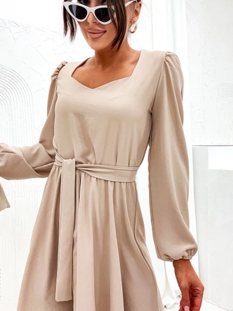 Elegancka sukienka z rozkloszowanym dołem beżowa (8249)