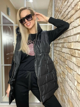 DŁUGI BEZRĘKAWNIK Z KAPTUREM DAMSKI CZARNY (653ART)