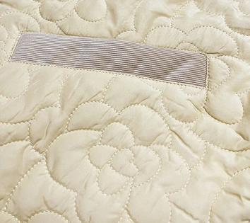 Cienka kurtka damska z ozdobnym pikowaniem kremowa (jin226)