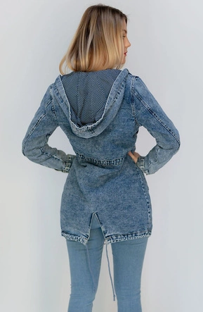 Długa jeansowa damska kurtka z kapturem niebieska (c122)