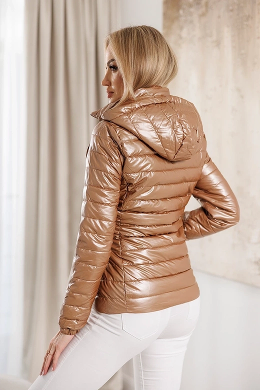Pikowana kurtka damska z kapturem karmelowa (16M9106-84)