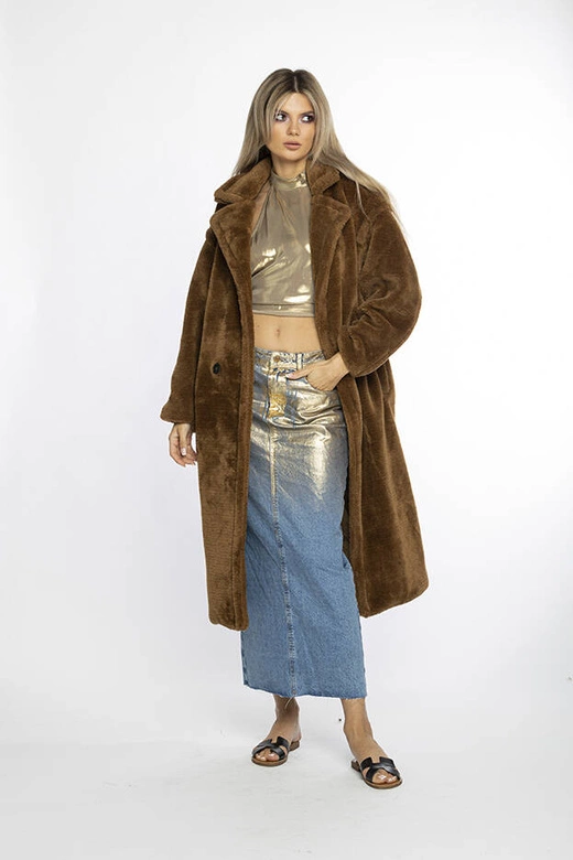 Pluszowy płaszcz damski oversize Ann Gissy brązowy (AG1-J9172)