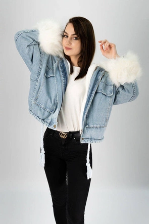 DAMSKA KRÓTKA KURTKA JEANSOWA Z FUTRZANĄ PODPINKĄ NIEBIESKO - BIAŁA (T2866)