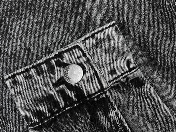 Luźna jeansowa damska kurtka denim czarna (POP7065-K)