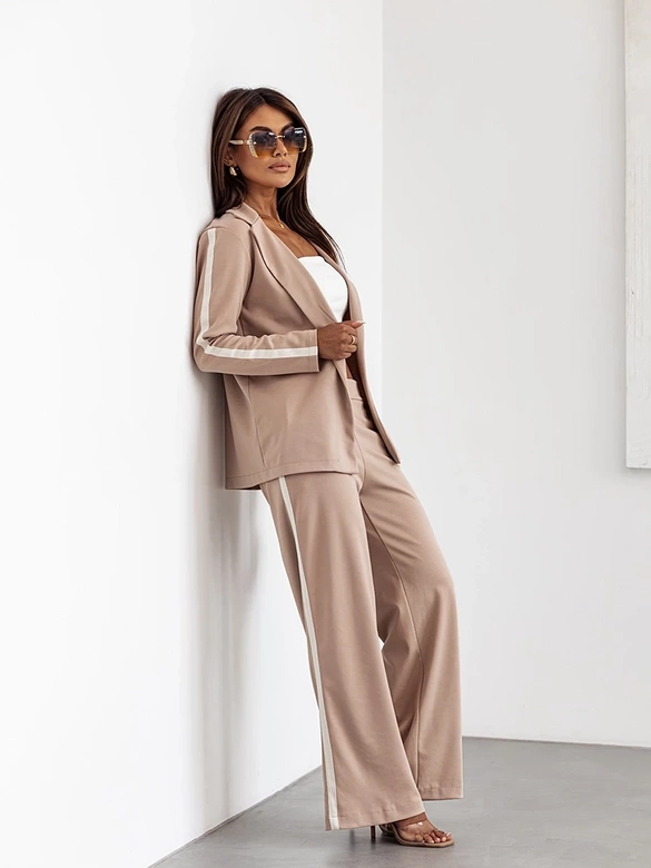 Sportowy garnitur z szerokimi spodniami beżowy (82118)