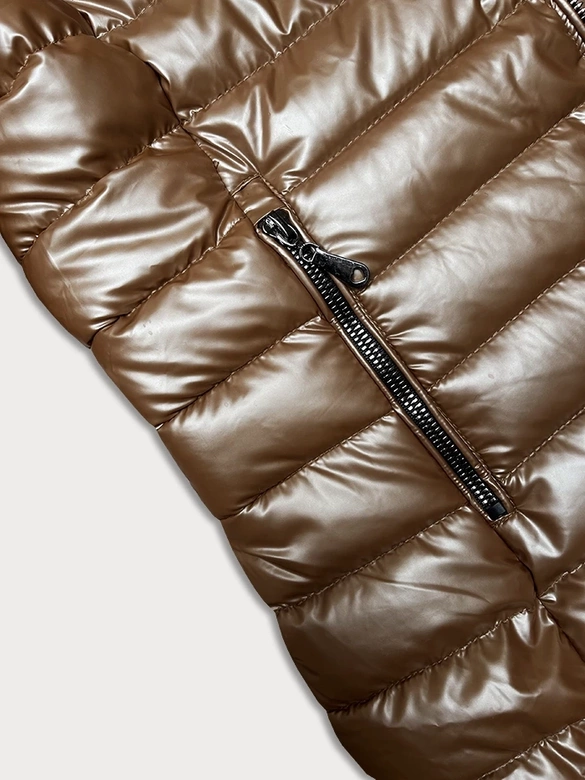 Pikowana kurtka damska z kapturem karmelowa (16M9106-84)