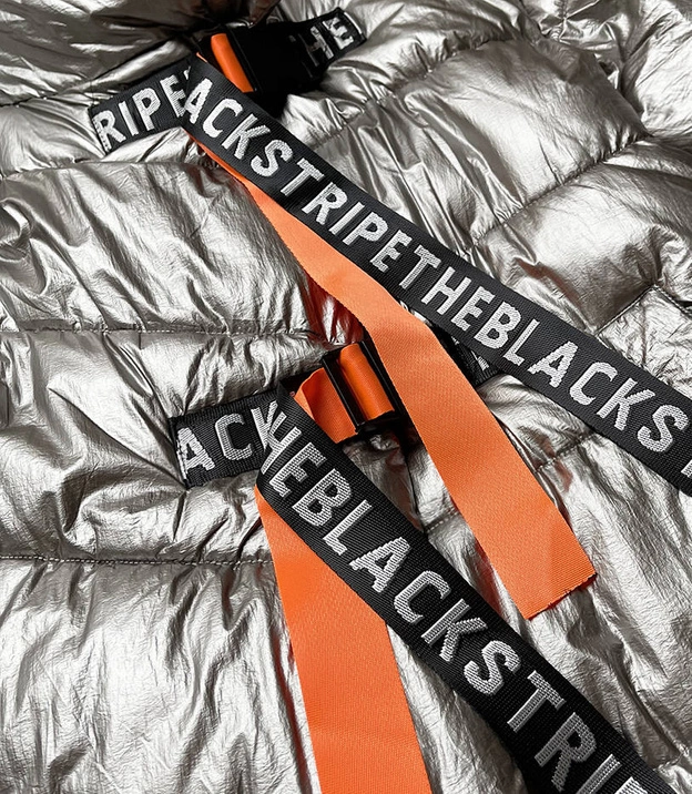 BŁYSZCZĄCA KURTKA DAMSKA OVERSIZE SREBRNA (737ART)