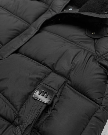 Oversizowa kurtka puchowa z kapturem czarna (KK60713)