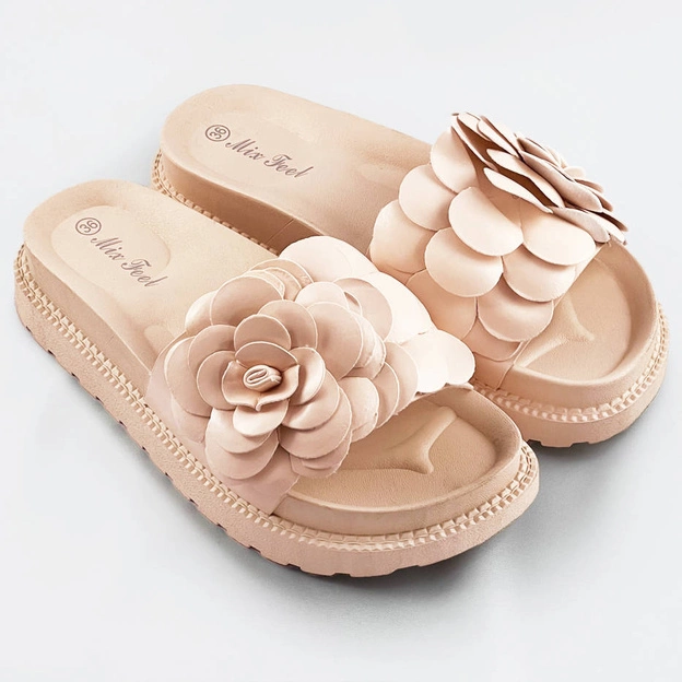 Damskie klapki z kwiatkiem beżowe (cm-41)