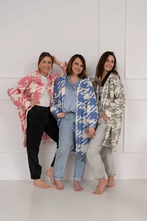 Koszulowy płaszcz damski pepitka różowy (2099)