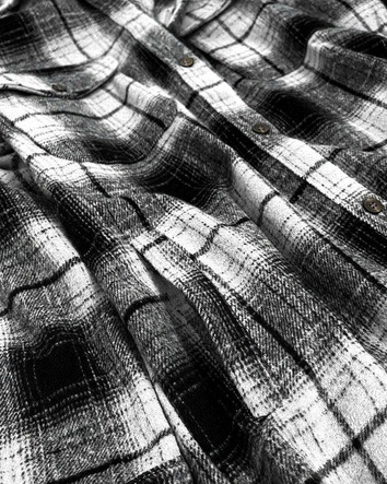 Koszulowy damski płaszcz w kratę czarno-biały (8424)