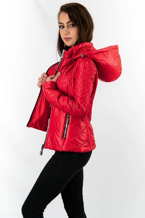 Krótka pikowana kurtka damska z kapturem czerwona (b9566)