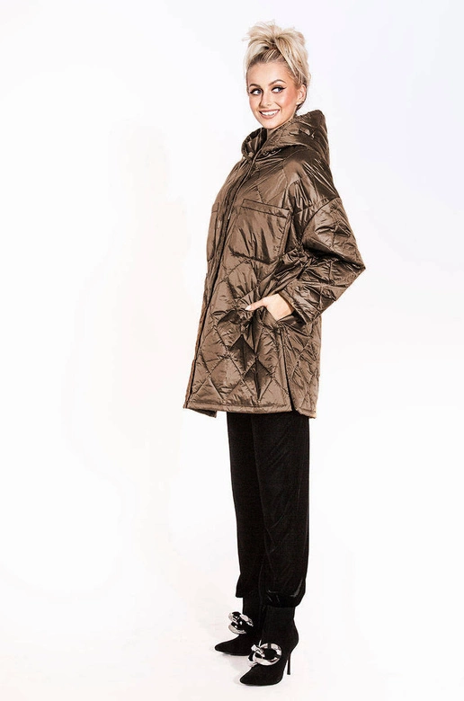 Oversizowa pikowana kurtka damska z kapturem brązowa (ag5-010)