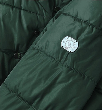 Asymetryczna kurtka damska zimowa butelkowa zieleń (m-21113)