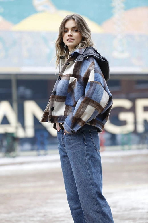 Krótka kurtka koszulowa w kratę niebieska (AG3-1839)