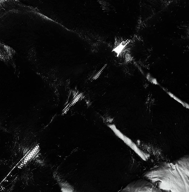 Kurtka zimowa damska z ozdobnym futrem czarna (7729BIG)