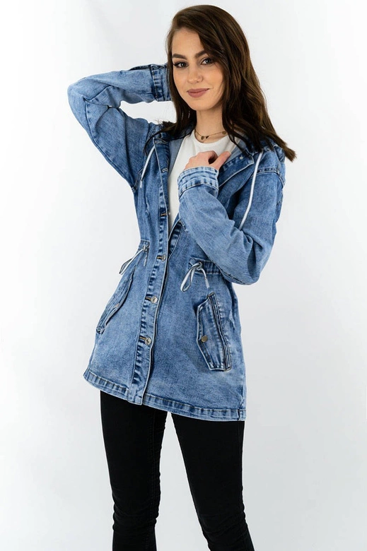 DŁUGA JEANSOWA DAMSKA KURTKA Z KAPTUREM (5806-K)