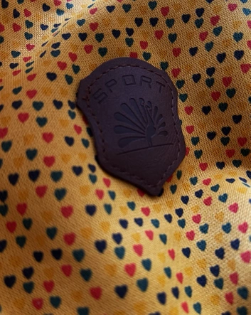 Rozpinana bluza z kapturem w drobne serduszka ciemny żółty (2316)