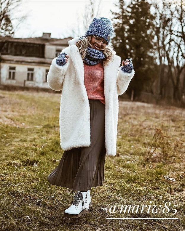 FUTRZANY ZIMOWY DAMSKI PŁASZCZ Z KIESZENIAMI ECRU (461ART)