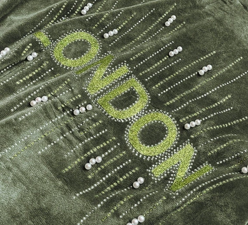 Welurowy dres z aplikacją zielony (81217)